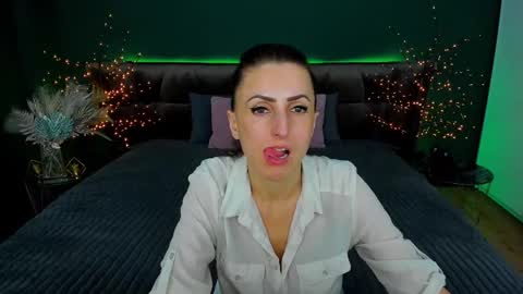 rebecca_diamonds online show from February 26, 2025, 2:57 pm