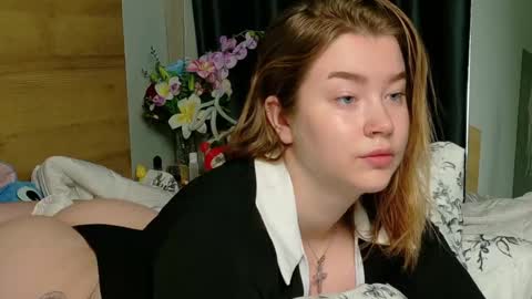 rebecca_lace online show from October 31, 2025, 10:11 pm