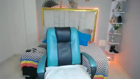 Lunaaaaa online show from April 17, 2026, 12:13 am