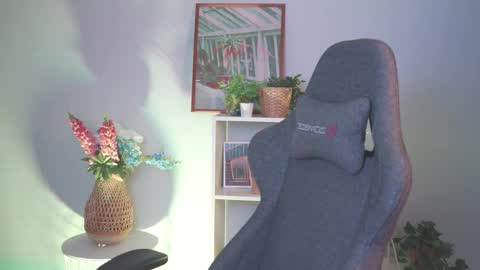 QUEEN OF EVIL online show from March 9, 2025, 1:56 am