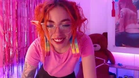Snapshot of redgirrl_77 chatting on May 8, 2026, 11:59 am Mere online show from May 8, 2026, 11:59 am