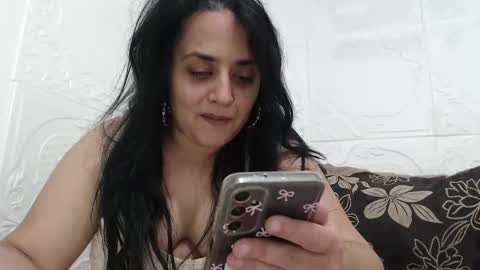 Reea online show from November 9, 2025, 7:23 pm