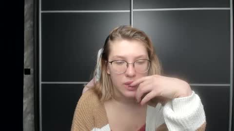 Snapshot of reginasmilee chatting on January 27, 2025, 2:31 am Regina online show from January 27, 2025, 2:31 am