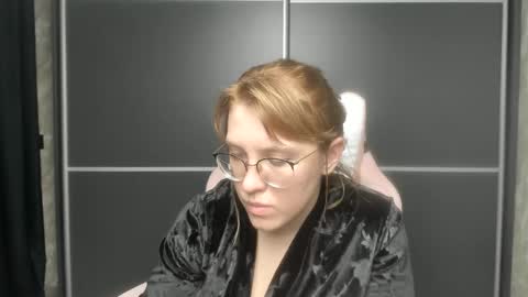 Snapshot of reginasmilee chatting on February 4, 2025, 5:12 pm Regina online show from February 4, 2025, 5:12 pm