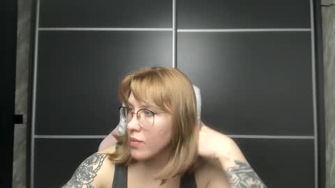 Snapshot of reginasmilee chatting on February 7, 2025, 4:03 pm Regina online show from February 7, 2025, 4:03 pm