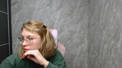 Snapshot of reginasmilee chatting on February 24, 2025, 3:02 am Regina online show from February 24, 2025, 3:02 am