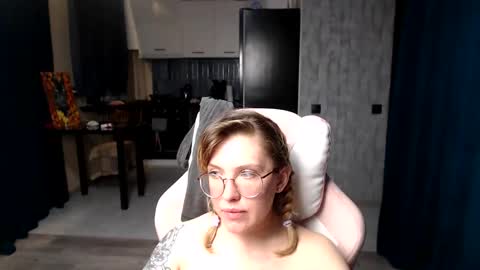 Snapshot of reginasmilee chatting on September 10, 2025, 12:21 am Regina online show from September 10, 2025, 12:21 am
