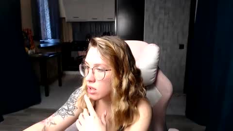 Snapshot of reginasmilee chatting on September 11, 2025, 4:45 am Regina online show from September 11, 2025, 4:45 am