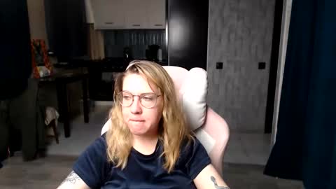 Snapshot of reginasmilee chatting on September 16, 2025, 12:00 am Regina online show from September 16, 2025, 12:00 am