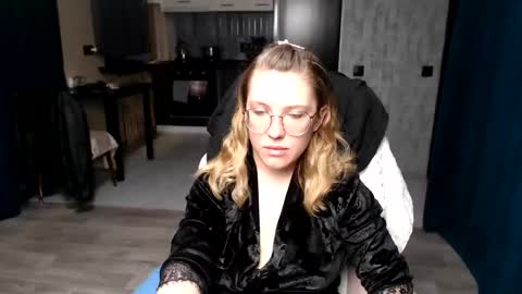 Snapshot of reginasmilee chatting on September 20, 2025, 12:00 am Regina online show from September 20, 2025, 12:00 am