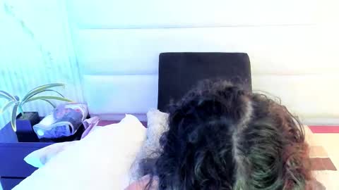 reginavegaa online show from December 3, 2025, 11:41 am