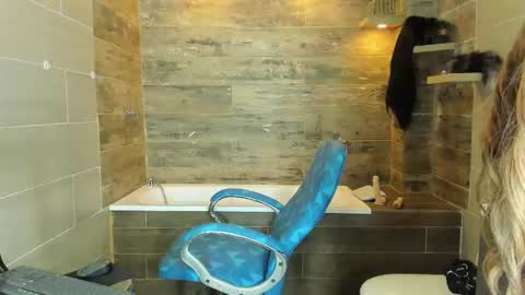 Renata Venuss  online show from October 1, 2025, 10:16 pm