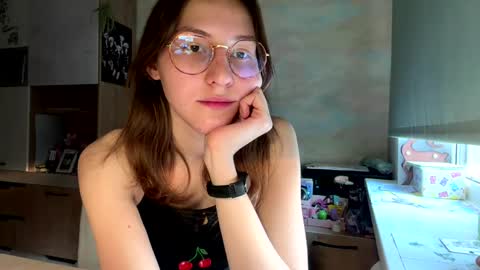 Mia online show from April 7, 2026, 2:50 pm