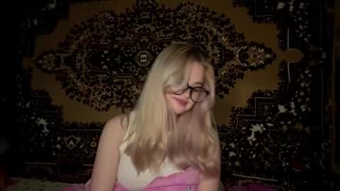 Kira online show from October 15, 2025, 7:47 pm