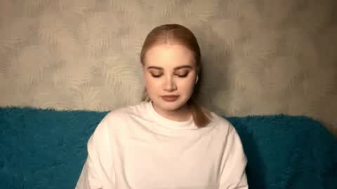 Kira online show from November 2, 2025, 2:52 pm