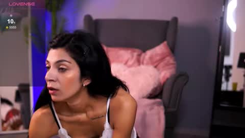 Snapshot of reneevoss chatting on October 28, 2025, 5:00 am Rena online show from October 28, 2025, 5:00 am