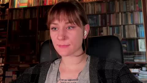 Snapshot of retromarie chatting on May 25, 2026, 2:06 am Rie online show from May 25, 2026, 2:06 am
