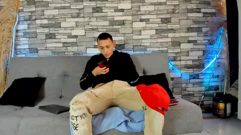 reymasterhot online show from October 22, 2025, 7:02 pm