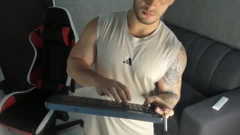 ricardogonzalez666 online show from February 10, 2025, 5:19 pm