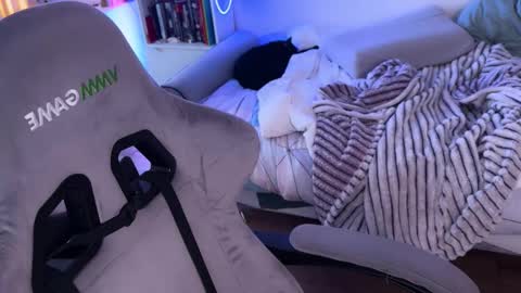   DianaBrite            fansl y online show from October 6, 2025, 11:18 am