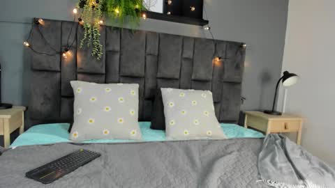 RIRI  online show from September 25, 2025, 7:50 pm