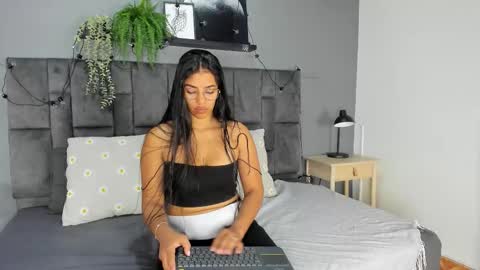 RIRI  online show from October 18, 2025, 7:36 pm