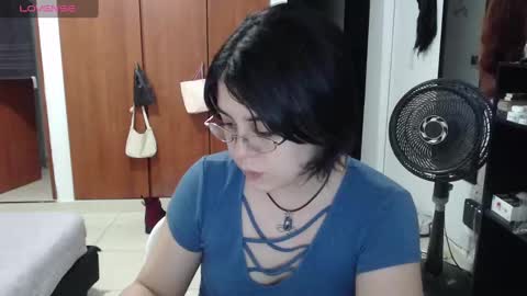 PeachSalinger online show from September 13, 2025, 2:11 am