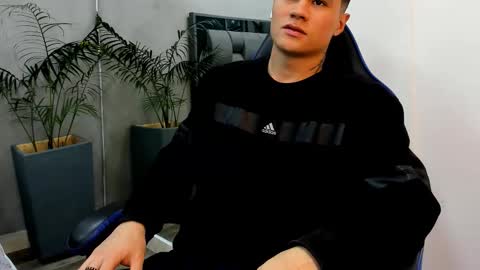 Roan Birkin online show from December 2, 2025, 9:10 pm