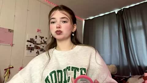 Snapshot of robbynscovel chatting on June 1, 2026, 12:51 pm Luna online show from June 1, 2026, 12:51 pm