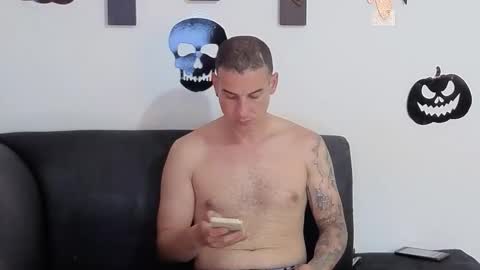 Robert and Kloe online show from October 22, 2025, 4:29 pm