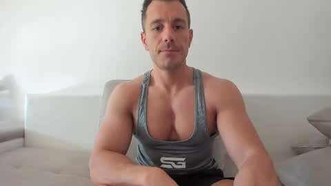 Snapshot of roberto4ever chatting on June 14, 2026, 5:20 am roberto4ever online show from June 14, 2026, 5:20 am