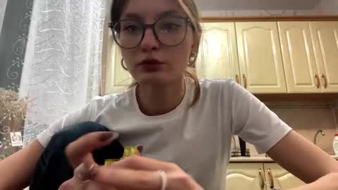 robynsentinella online show from November 25, 2025, 8:47 am