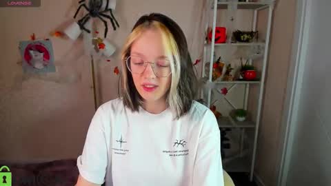 Snapshot of rockett_bunny chatting on November 6, 2025, 1:06 am Rockett online show from November 6, 2025, 1:06 am