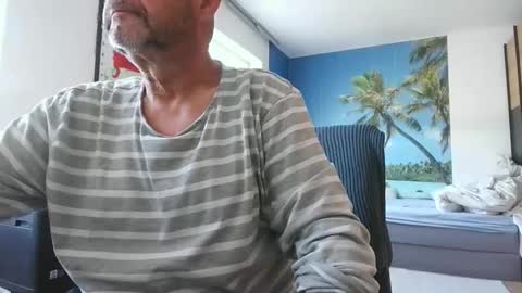 Snapshot of rolandloser1000 chatting on May 1, 2026, 7:46 am rolandloser1000 online show from May 1, 2026, 7:46 am