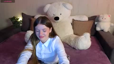 roraline_lov online show from November 5, 2025, 5:02 pm