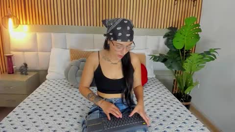 roseaurora online show from October 19, 2025, 1:23 pm