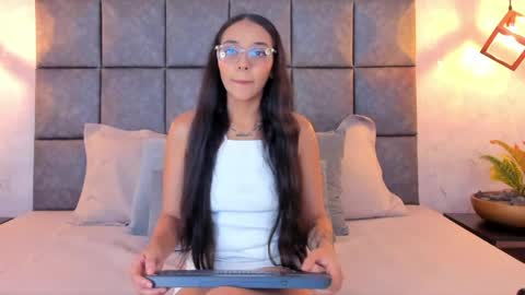 roseaurora online show from April 12, 2026, 11:48 am