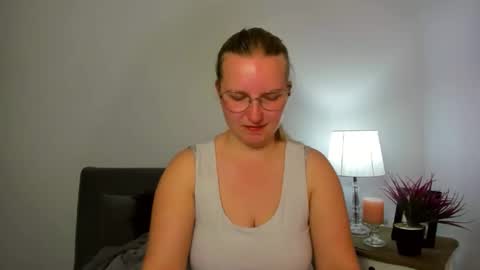 Snapshot of rosehypnotic chatting on April 28, 2026, 5:40 pm Rose online show from April 28, 2026, 5:40 pm