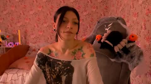 Lola online show from October 29, 2025, 6:59 am