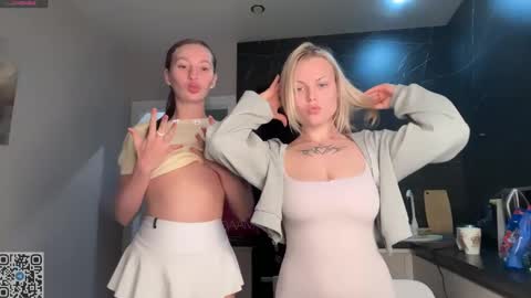 Snapshot of roselunes chatting on April 26, 2026, 7:11 pm Sophie and Sarah online show from April 26, 2026, 7:11 pm