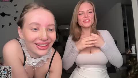 Snapshot of roselunes chatting on May 31, 2026, 6:09 pm Sophie and Sarah online show from May 31, 2026, 6:09 pm
