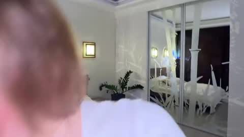 Roselyn  online show from April 3, 2026, 3:21 pm