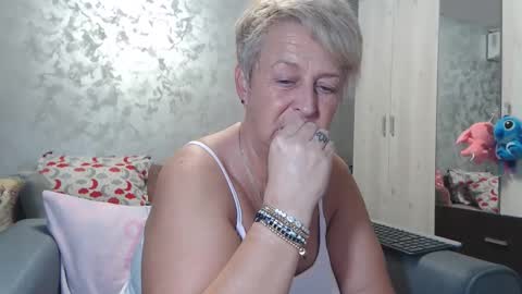 Lovepinklilly online show from November 5, 2025, 5:57 pm