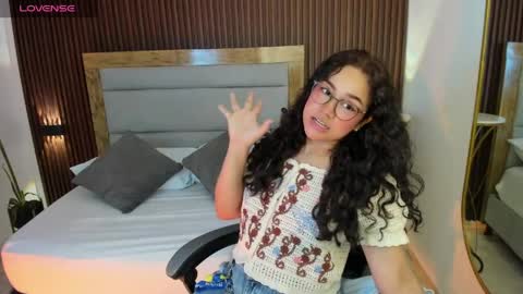 rossie_lanie_ online show from April 8, 2026, 7:25 pm