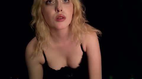 rosy_petal online show from October 7, 2025, 11:07 am