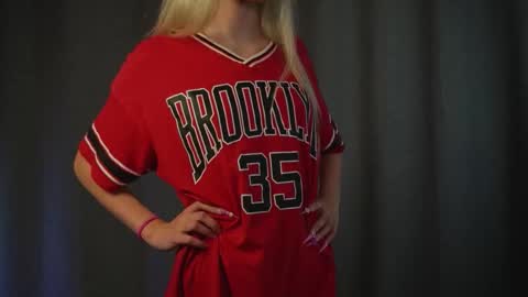 RosyChiks online show from November 30, 2025, 8:13 pm