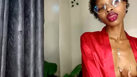 Snapshot of roundbootie chatting on June 17, 2026, 2:18 pm roundbootie online show from June 17, 2026, 2:18 pm