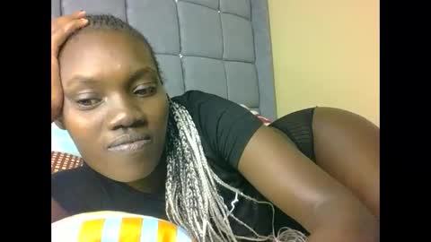 roundedass979516 online show from December 3, 2024, 1:52 am