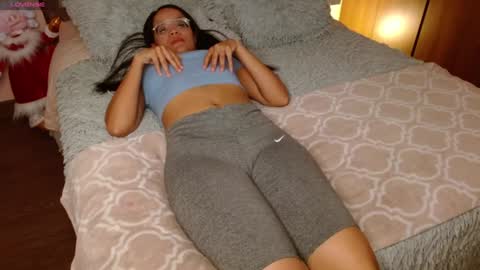 Rouss marie henao  online show from January 9, 2025, 8:33 pm