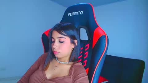 Snapshot of rousse_violet chatting on November 7, 2025, 10:10 pm rousse_violet online show from November 7, 2025, 10:10 pm